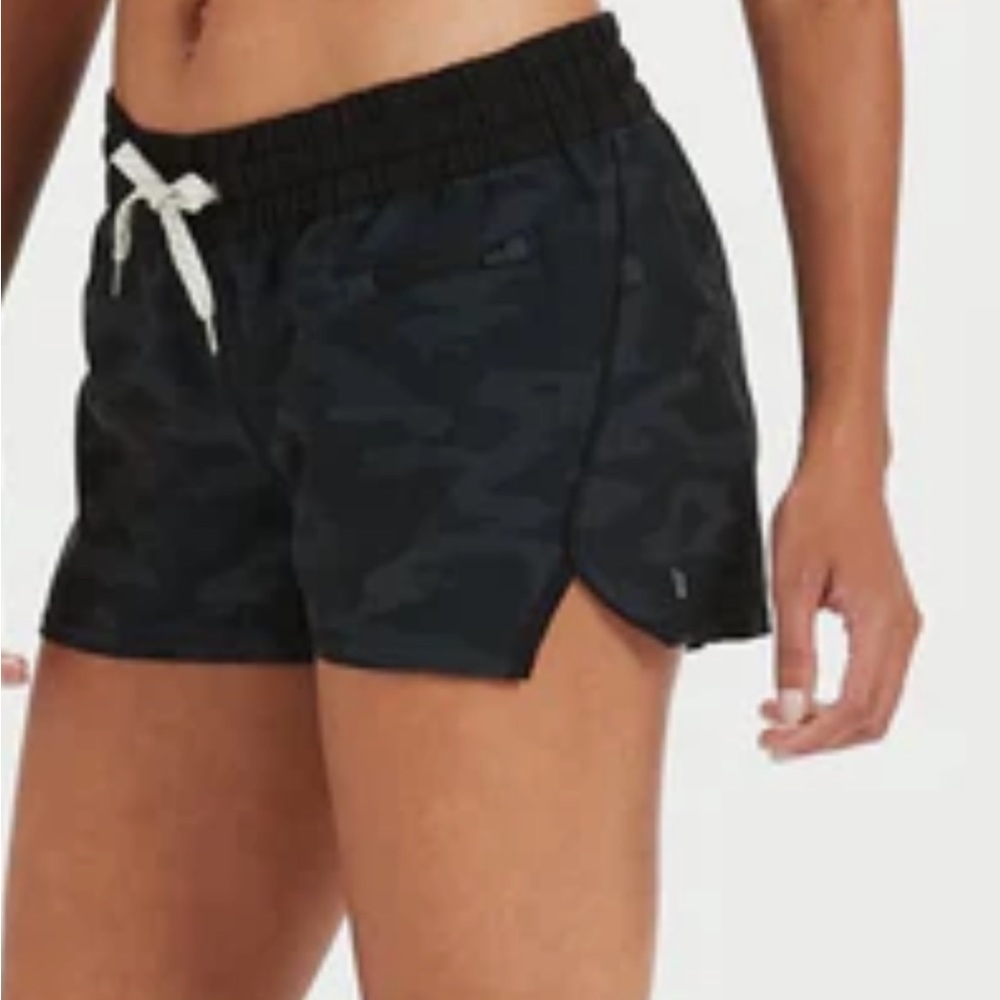 Vuori Clementine 2.0 in Black Watercolor Camo Size XS